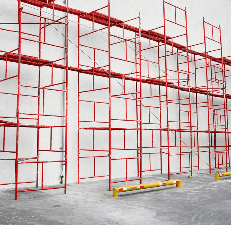 Estrutura de andaime tubular montada em sequência ao longo da fachada