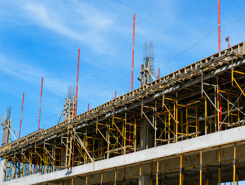 Postes de ancoragem distribuídos na frente de trabalho em estrutura em execução