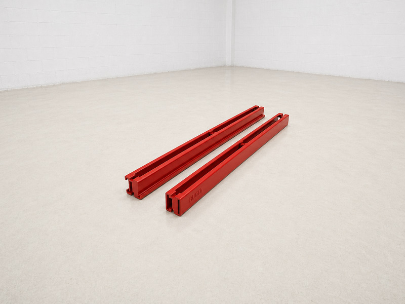 Viga metálica de travamento para formas em acabamento vermelho